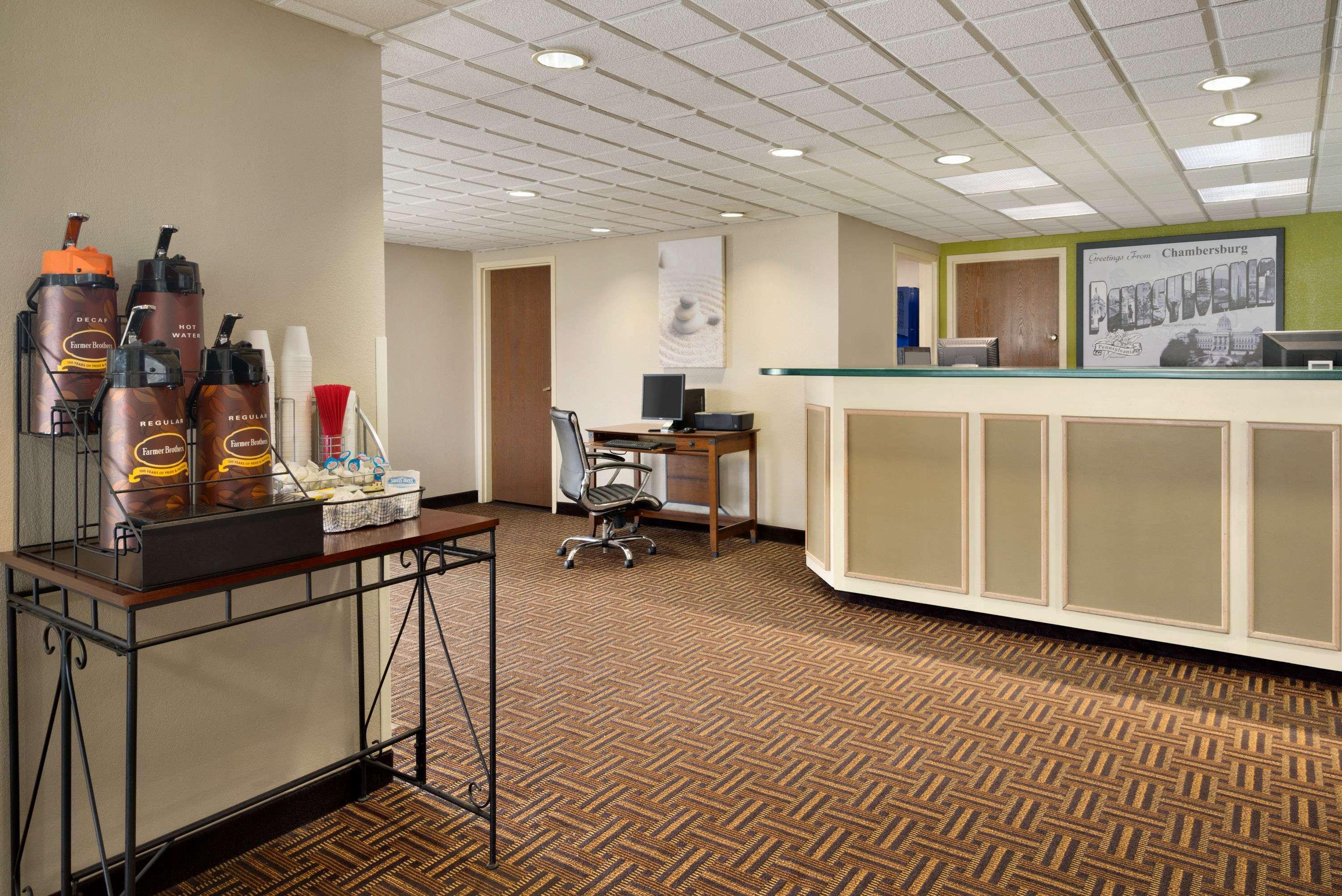 Super 8 By Wyndham Chambersburg I-81 Hotel Exterior photo
